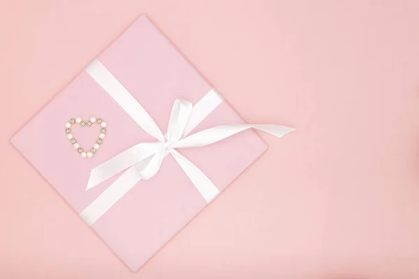 День Святого Валентина Женщин Розовый Подарок Белой Лентой Лук Украшен — стоковое фото