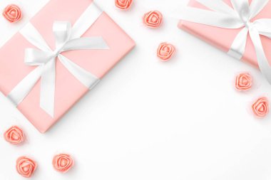 8 Mart Kadınlar günü düzen dekore edilmiş mercan veya pembe gül çiçek ve beyaz arka plan üzerinde izole mercan hediye kutusu ile alan kopyalayın. Anneler günü kavramı. Üstten görünüm. Düz yatıyordu