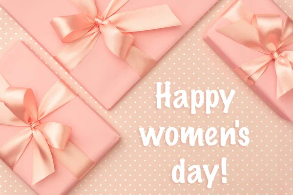 Happy Womens Day greeting card decorated pink gift box flat lay on living coral color background. Top view — Stock Photo, Image