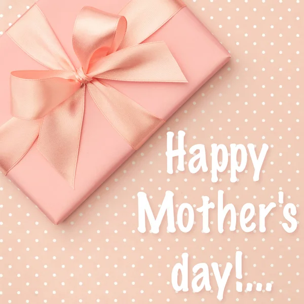 Happy Mothers Day greeting card decorated gift box flat lay on living coral color background. Top view — Stock Photo, Image