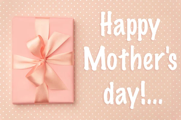 Happy Mothers Day greeting card decorated present box flat lay on living coral color background. Top view — Stock Photo, Image