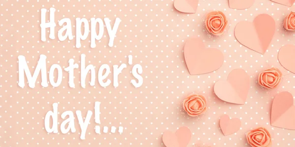 Happy Den matek blahopřání zdobené papírové srdce a květiny korálové květinové růže plochou položit na žijící korálové barvy pozadí. Pohled shora — Stock fotografie