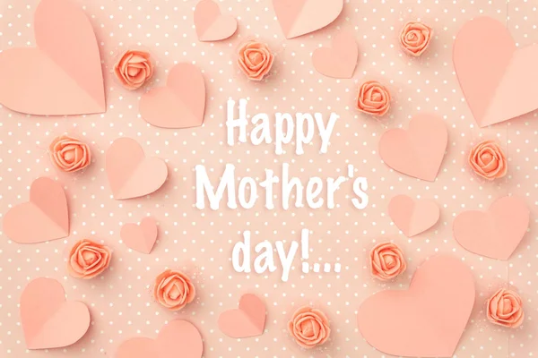 Happy Den matek blahopřání zdobené papírové srdce a květiny korálové květinové růže plochou položit na žijící korálové barvy pozadí. Pohled shora — Stock fotografie