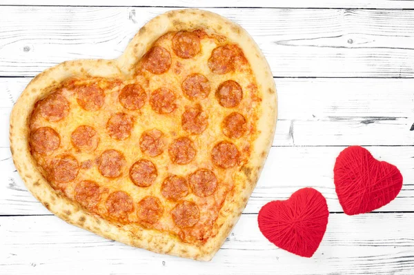 Pizza ve tvaru srdce na Valentýna s kopií prostor na rustikální bílém pozadí. Pohled shora. Rozložení bytu — Stock fotografie