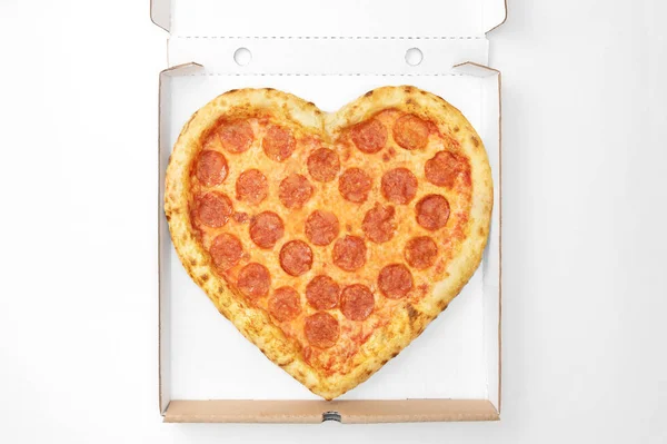 Pizza Heart Shape вид сверху в картонной коробке для доставки День Святого Валентина изолирован на белом фоне. Вид сверху. Концепция дня Святого Валентина Доставка пиццы, шаблон для вашего дизайна — стоковое фото