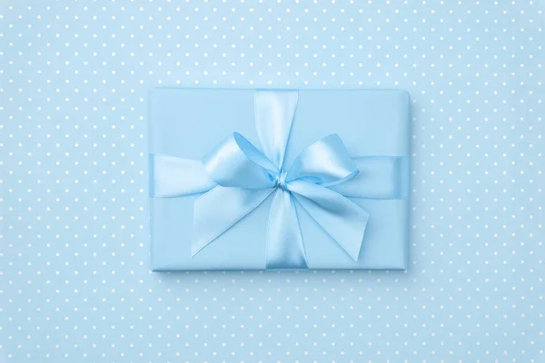 Ajándék doboz-val kék szalag íj a kék háttér felülnézet. Koncepció, születésnapi ajándék, újév, vagy karácsonyi ajándék doboz presents Xmas nyaralás üdülés. Gratulálunk a másol hely. Lapos Lay — Stock Fotó