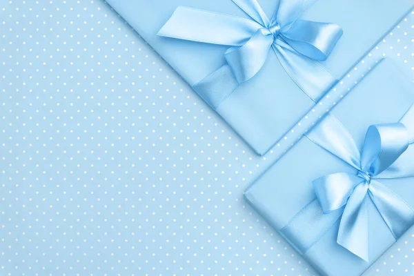 Ajándék doboz-val kék szalag íj kék foltos háttér felülnézet. Holiday koncepció, születésnapi ajándék, március 8-i vagy nők napja, ajándék doboz holiday anyák napja. Üdvözlés kártya-val másol hely. Lapos Lay — Stock Fotó