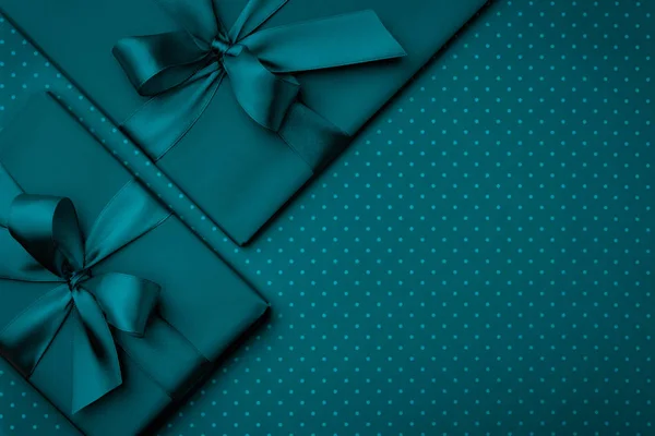 Ajándék doboz-val a sötét türkiz zöld szalag foltos háttér felülnézet. Holiday koncepció, születésnapi ajándék, március 8-i vagy nők napja, kék ajándék doboz holiday anyák napja. Másolja a hely. Lapos Lay — Stock Fotó