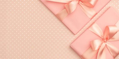 Hediye kutusu lüks üstten görünüm yaşayan zengin atmosfer yaratan benekli, ile süslü yay ile mercan arka plan. Doğum günü, yıldönümü hediyeleri, hediye kartları, posta kartı için kullanılan şablon. Düz yatıyordu