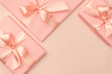 Hediye kutusu lüks üstten görünüm yaşayan zengin atmosfer yaratan benekli, ile süslü yay ile mercan arka plan. Doğum günü, yıldönümü hediyeleri, hediye kartları, posta kartı için kullanılan şablon. Düz yatıyordu