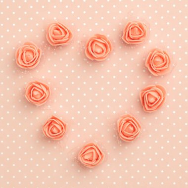 Düzen mercan çiçek kompozisyon en iyi görünümü'yaşam mercan arka plan. Çiçekler konsept mercan şekli kalp düz lay yükseldi. 8 Mart kadınlar günü. Anneler günü desen