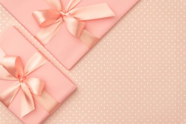 Hediye kutusu lüks üstten görünüm yaşayan zengin atmosfer yaratan benekli, ile süslü yay ile mercan arka plan. Doğum günü, yıldönümü hediyeleri, hediye kartları, posta kartı için kullanılan şablon. Düz yatıyordu