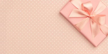 Hediye kutusu lüks üstten görünüm yaşayan benekli, ile süslü yay, festival atmosferi oluşturma ile mercan arka plan. 8 Mart kadınlar günü için kullanılan şablon, anneler günü hediye, hediye kartları. Düz yatıyordu