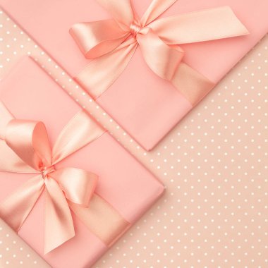 Hediye kutusu lüks üstten görünüm yaşayan zengin atmosfer yaratan benekli, ile süslü yay ile mercan arka plan. Doğum günü, yıldönümü hediyeleri, hediye kartları, posta kartı için kullanılan şablon. Düz yatıyordu