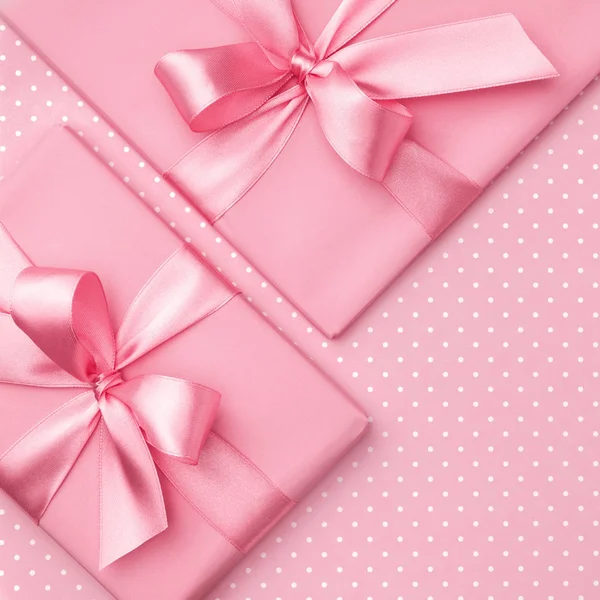 礼品盒与粉红色丝带弓粉红色斑点背景顶部的看法。节日概念, 生日礼物, 3月8日或妇女节, 礼品盒赠送假日母亲节。带有复印空间的贺卡。平躺 — 图库照片