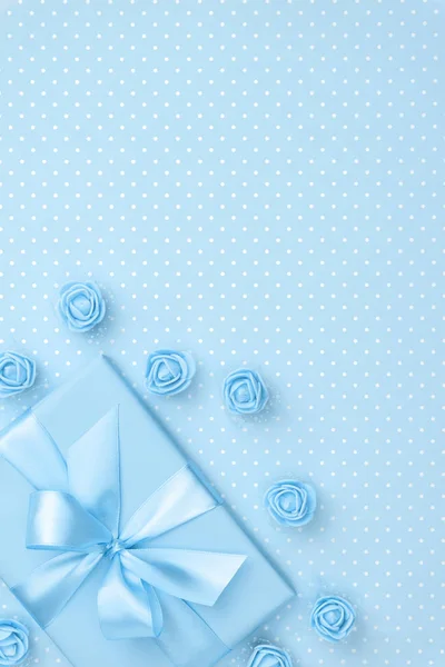 Primavera decorado azul caja de regalo y flores rosa vista superior para 8 Marzo Mujeres espacio de copia del día sobre fondo de papel azul pastel. Plantilla de día de la madre con caja actual. Acostado. Recogida de primavera —  Fotos de Stock