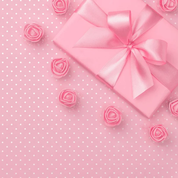 Спрингтайм украшены розовые подарочные коробки и цветы розы вид сверху на 8 марта Женщины день копирования пространство на пастельно-розовый бумажный фон. Шаблон Дня матери с настоящей коробкой. Плоский лежал. Спрингтайм — стоковое фото