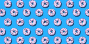 Yaratıcı desen Donuts renkli düz pastel mavi arka planda yatıyordu. Minimal tatlı gıda kavramı. Ekmek için gerçeküstü donut kek üst görünümü. Soyut yaz donut tatlı