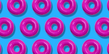 Yaratıcı desen pembe Donuts düz pastel mavi arka planda yatıyordu. Minimal tatlı gıda kavramı. Ekmek için gerçeküstü donut kek üst görünümü. Soyut yaz donut tatlı