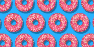 Yaratıcı desen pembe Donuts düz pastel mavi arka planda yatıyordu. Minimal tatlı gıda kavramı. Fırıncı için gerçeküstü donut mercan renk kek üst görünümü. Soyut yaz donut tatlı