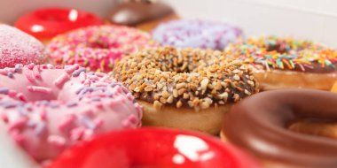 Beyaz arka planda pasta teslimi için kutuda farklı dolgular ile çok çeşitli Donuts. Tatlı Fast-Food konsepti. Kahvaltıda fırında lezzetli tatlı donut kek. Çörek makro koleksiyonu