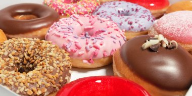 Beyaz arka planda pasta teslimi için kutuda farklı dolgular ile çok çeşitli Donuts. Tatlı Fast-Food konsepti. Kahvaltıda fırında lezzetli tatlı donut kek. Çörek makro koleksiyonu
