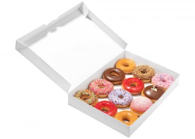 Beyaz arka planda izole pasta teslimat için karton kutuda farklı dolgular ile çeşitli Donuts. Tatlı Fast-Food konsepti. Kahvaltı fırın lezzetli tatlı çörek kek