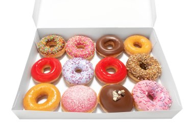 Beyaz arka planda izole pasta teslimat için karton kutuda farklı dolgular ile çeşitli Donuts. Tatlı Fast-Food konsepti. Kahvaltı fırın lezzetli tatlı çörek kek