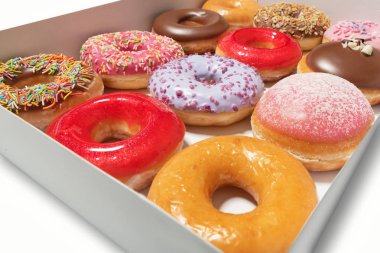 Beyaz arka planda izole pasta teslimat için karton kutuda farklı dolgular ile çeşitli Donuts. Tatlı Fast-Food konsepti. Kahvaltı fırın lezzetli tatlı çörek kek