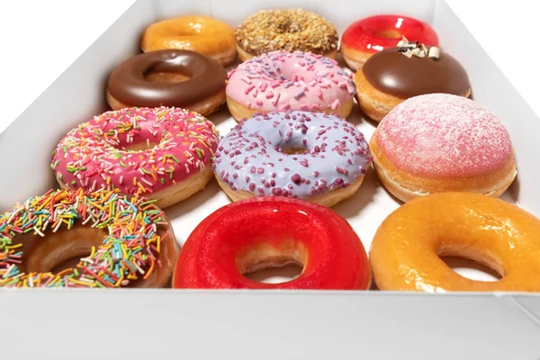 Beyaz arka planda izole pasta teslimat için karton kutuda farklı dolgular ile çeşitli Donuts. Tatlı Fast-Food konsepti. Kahvaltı fırın lezzetli tatlı çörek kek