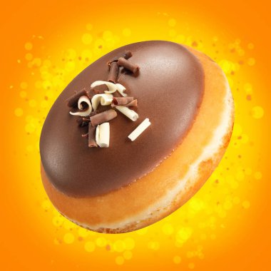 Çikolata sır ile Berlin donut çekim mockup. Tatlı yemek konsepti. Sarı bokeh sıçramaları ile turuncu arka planda donut ile inanılmaz reklamlar broşürü. Satış veya indirim için donut tatlısı şablonu