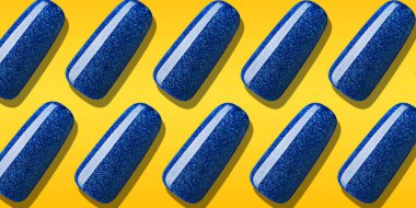 Desen Tırnak glitter ile mavi renk lehçe. Turuncu arka plan üzerinde ipuçları yaratıcı düzen tırnak cila