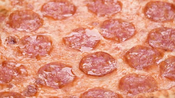 Pizza Nahaufnahme mit Salami und Käse-Mozzarella 4k Filmmaterial. Langsame Rotation der Pepperoni-Pizza-Makrodetails — Stockvideo