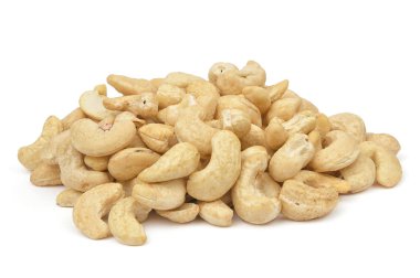 Beyaz arka planda izole Cashew. Kabuk çekim olmadan cashews fındık yığını. Fındık koleksiyonu