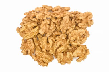 Beyaz arka planda izole ceviz yığını. Kabuk yakın üst görünümü olmadan ceviz. Fındık koleksiyonu