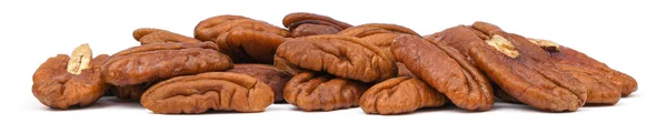 Pila Pecans macro tuerca aislado sobre fondo blanco. Montón de cáscara nueces de Pecan banner primer plano — Foto de Stock