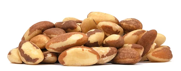 Куча бразильских орехов выделена на белом фоне. Органические орехи — стоковое фото
