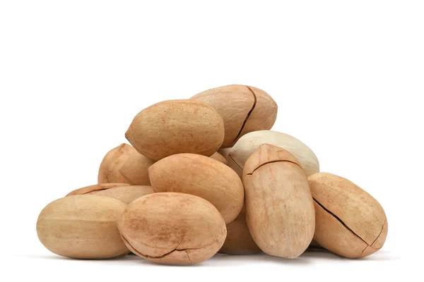 Nueces de nuez de pacana aisladas sobre fondo blanco. Montón de pacanas de cerca. Colección de frutos secos — Foto de Stock