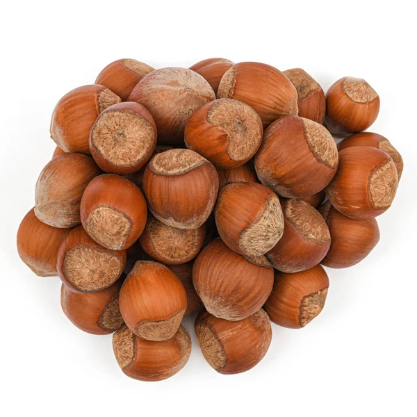 Haldy lískových ořechů izolovaných na bílém pozadí — Stock fotografie