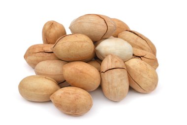 Beyaz arka planda izole edilmiş pekan. Fındık yığını