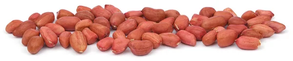 Erdnuss isoliert auf weißem Hintergrund. Panorama roter Erdnüsse in Nahaufnahme ohne Schale für Ihr Design und Ihren Druck. Nüsse sammeln — Stockfoto