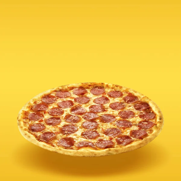 Layout criativo de pizza deliciosa quente em voar no fundo laranja verão. Pizza pepperoni design mockup flyer ou cartaz para promoções e descontos com espaço de cópia. Conceito Fast Food — Fotografia de Stock