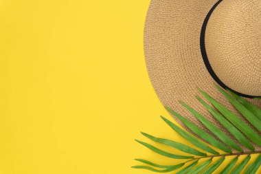 Yaz tatili, tatil, seyahat, turizm konsepti. Güneş hasır şapka, beyaz sarı kağıt arka plan üzerinde tropikal palmiye yaprakları. Metin için alan ile yaz kavramı üst görünümü