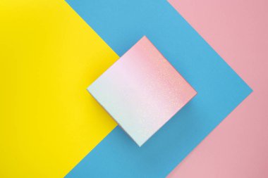Pastel renkli trendy geometrik arka plan üzerinde Hediye kutusu. Doğum günü kutlama kopyalama alanı ile kavram mevcut. Üst te. Düz yatıyordu