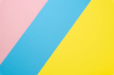 Soyut geometrik kağıt arka plan. Mavi, pembe ve sarı trend renkler. Düz yatıyordu. Üstte görüntü