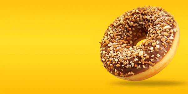 Layout criativo feito de donut de chocolate em voo com espaço de cópia no fundo amarelo e laranja. Cartaz de comida doce. Conceito mínimo . — Fotografia de Stock