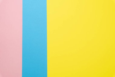 Mavi ve pembe, sarı pastel renkli kağıt düz arka plan yatıyordu. Üstte görüntü