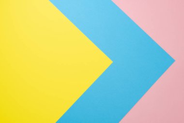 Soyut geometrik kağıt arka plan. Mavi, pembe ve sarı trend renkler. Düz yatıyordu. Üstte görüntü