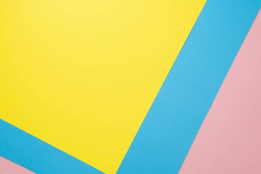 Soyut geometrik kağıt arka plan. Düz pastel mavi, pembe ve sarı trend renkleri doku yatıyordu. Üstte görüntü
