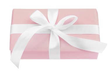Beyaz kurdeleli pembe hediye kutusu ve beyaz arkaplanda yay.